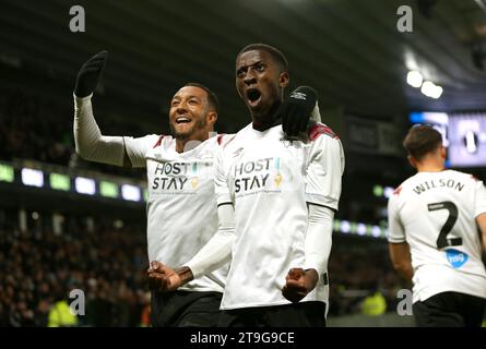 Nathaniel Mendez-Laing (à gauche) du comté de Derby célèbre avoir marqué le deuxième but de leur équipe avec Tyrese Fornah (à droite) de son coéquipier du comté de Derby lors du match de Sky Bet League One au Pride Park, Derby. Date de la photo : Samedi 25 novembre 2023. Banque D'Images