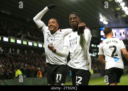 Nathaniel Mendez-Laing (à gauche) du comté de Derby célèbre avoir marqué le deuxième but de leur équipe avec Tyrese Fornah (à droite) de son coéquipier du comté de Derby lors du match de Sky Bet League One au Pride Park, Derby. Date de la photo : Samedi 25 novembre 2023. Banque D'Images