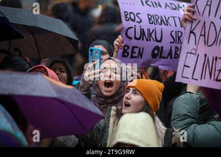 Ankara, Turquie. 25 novembre 2023. Une femme a vu chanter des slogans en filmant une vidéo avec son téléphone pendant la manifestation. A Ankara, des organisations féministes féminines ont organisé une manifestation dans la rue Sakarya à l'occasion de la Journée internationale pour l'élimination de la violence à l'égard des femmes. (Photo Tunahan Turhan/SOPA Images/Sipa USA) crédit : SIPA USA/Alamy Live News Banque D'Images