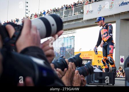 25 novembre 2023 ; circuit Ricardo Tormo, Cheste, Valence, Espagne; 2023 MotoGP Gran Premio Motul de la Comunitat Valenciana, Journée qualificative ; cérémonie du podium au sprint, Brad Binder de la Red Bull KTM Factory célèbre sa 2e place Banque D'Images