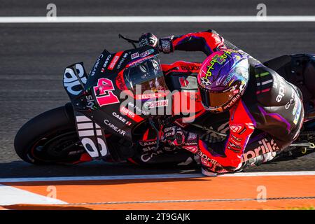 25 novembre 2023 ; circuit Ricardo Tormo, Cheste, Valence, Espagne; 2023 MotoGP Gran Premio Motul de la Comunitat Valenciana, Journée qualificative ; Aleix Espargaro de l'Aprilia Racing Team en action lors du Gran Premio de la Comunitat Valenciana Banque D'Images