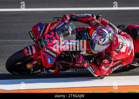 25 novembre 2023 ; circuit Ricardo Tormo, Cheste, Valence, Espagne; 2023 MotoGP Gran Premio Motul de la Comunitat Valenciana, Journée qualificative ; Enea Bastianini de l'équipe Ducati Lenovo en action lors du Gran Premio de la Comunitat Valenciana Banque D'Images