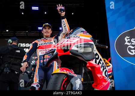 25 novembre 2023 ; circuit Ricardo Tormo, Cheste, Valence, Espagne; 2023 MotoGP Gran Premio Motul de la Comunitat Valenciana, Journée qualificative ; cérémonie du podium au sprint, Marc Marquez de l'équipe Repsol Honda célèbre sa 3e place Banque D'Images