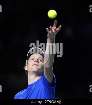 L'Italien Jannik Sinner sert au serbe Novak Djokovic lors du match de demi-finale de la coupe Davis 2023 au Palacio de Deportes Jose Maria Martin Carpena à Malaga, en Espagne. Date de la photo : Samedi 25 novembre 2023. Banque D'Images