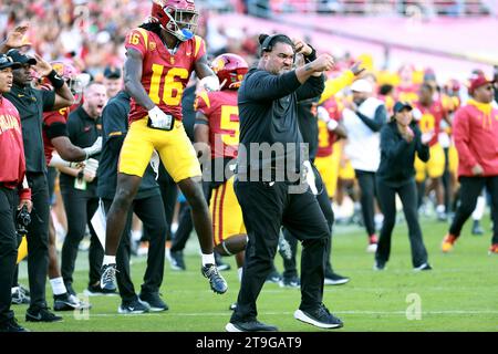 Le coordinateur défensif de l'USC Trojans, Shaun Nua, est tiré sur la ligne de touche lors d'un match de football de la NCAA contre les Bruins de l'UCLA, samedi 18 novembre 2023, à Los Angeles. L'UCLA a battu l'USC 38-20. (Kevin Terrell/image du sport) Banque D'Images