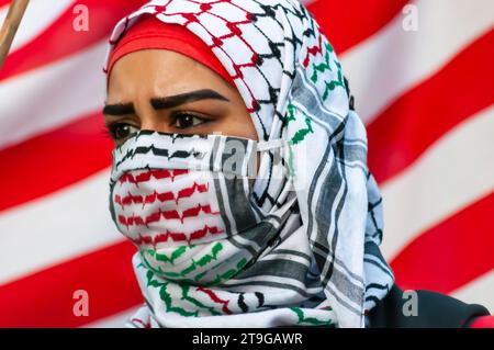 Glasgow, Écosse, Royaume-Uni. 25 novembre 2023. Les personnes soutenant la Palestine assistent à un rassemblement à Buchanan Steps pour protester contre le conflit israélo-palestinien en cours, puis descendent dans la rue pour marcher dans la ville. Crédit : SKULLY/Alamy Live News Banque D'Images