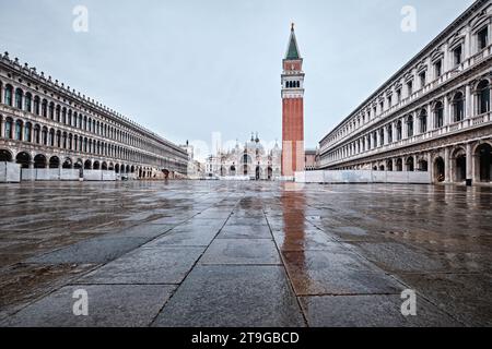 Venise, Italie - novembre 9 2023 : la Piazza San Marco (place Saint-Marc) à Venise, avec son campanile et son église, est le centre de Venise Banque D'Images