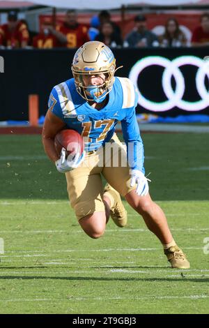 Logan Loya (17 ans), receveur des Bruins de l'UCLA, se présente avec une réception lors d'un match de football de la NCAA contre les Trojans de l'USC, samedi 18 novembre 2023, à Los Angeles. L'UCLA a battu l'USC 38-20. (Kevin Terrell/image du sport) Banque D'Images