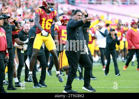 Le coordinateur défensif de l'USC Trojans, Shaun Nua, est tiré sur la ligne de touche lors d'un match de football de la NCAA contre les Bruins de l'UCLA, samedi 18 novembre 2023, à Los Angeles. L'UCLA a battu l'USC 38-20. (Kevin Terrell/image du sport) Banque D'Images