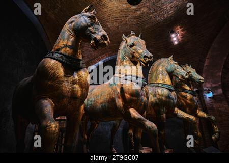 Venise, Italie - novembre 9 2023 : anciens chevaux de bronze à l'intérieur de la Basilique San Marco. Prise de Constantinople dans la 4e croisade. Exposé à San Ma Banque D'Images