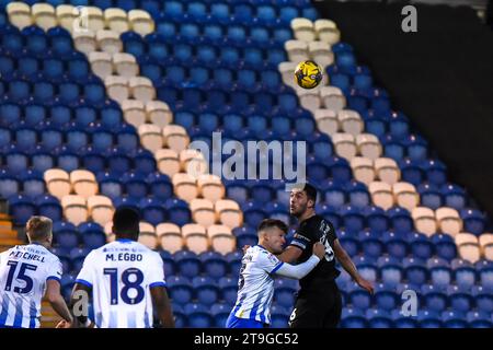 Niall Canavan (6 Barrow) est à la tête du ballon défié par Cameron McGeehan (13 Colchester United) lors du match Sky Bet League 2 entre Colchester United et Barrow au Weston Homes Community Stadium, Colchester le samedi 25 novembre 2023. (Photo : Kevin Hodgson | MI News) crédit : MI News & Sport / Alamy Live News Banque D'Images