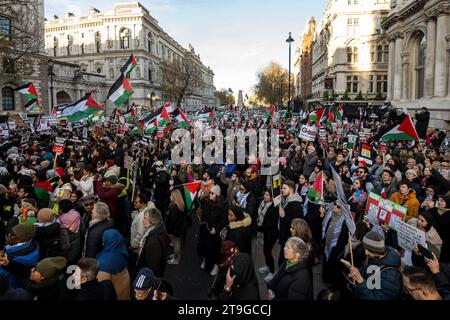 Londres, Royaume-Uni. 25 novembre 2023. Les gens à Whitehall lors d’une marche pour la Palestine, de Park Lane à Parliament Square, en solidarité avec le peuple palestinien et pour exiger un cessez-le-feu continu dans la guerre du Hamas israélien qui a commencé avec l’attaque du Hamas contre Israël le 7 octobre. Un cessez-le-feu temporaire a commencé la veille, permettant à un certain nombre d'otages israéliens d'être libérés par le Hamas en échange de prisonniers palestiniens. Crédit : Stephen Chung / Alamy Live News Banque D'Images