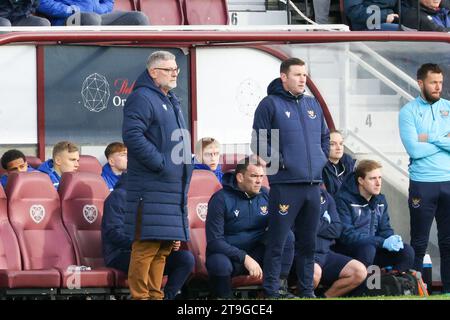 Parc Tynecastle. Edimbourg. Écosse, Royaume-Uni. 25 novembre 2023. Pendant le match Cinch Premiership entre Hearts et St Johnstone, le Manager de St johnstone, Craig Levein, et son assistant Andy Kirk, regardent de côté leur retour à Tynecastle. Hearts Won 1-0 (crédit image : Alamy Live News/David Mollison ) crédit : David Mollison/Alamy Live News Banque D'Images