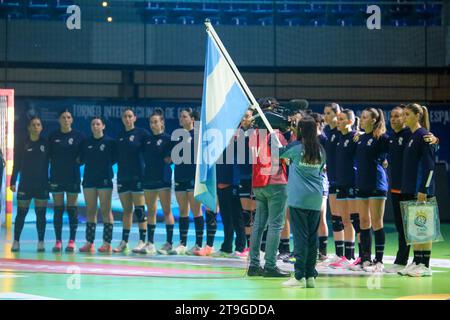 Santander, Espagne, le 25 novembre 2023 : l'équipe nationale Argentine écoute l'hymne national lors de la 2e Journée du Tournoi international féminin espagnol 2023 entre l'Espagne et l'Argentine, le 25 novembre 2023, au Palacio de los Deportes de Santander, à Santander, Espagne. Crédit : Alberto Brevers / Alamy Live News. Banque D'Images