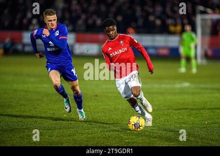 Kelly n'Mai de Salford City sous la pression de Joe Tomlinson de Milton Keynes lors du match Sky Bet League 2 entre Salford City et MK dons au Peninsula Stadium, Moor Lane, Salford le samedi 25 novembre 2023. (Photo : Ian Charles | MI News) crédit : MI News & Sport / Alamy Live News Banque D'Images