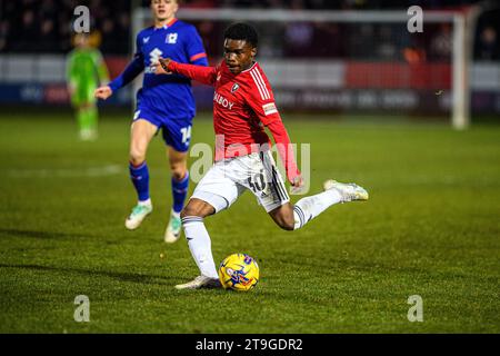 Kelly n'Mai de Salford City sous la pression de Joe Tomlinson de Milton Keynes lors du match Sky Bet League 2 entre Salford City et MK dons au Peninsula Stadium, Moor Lane, Salford le samedi 25 novembre 2023. (Photo : Ian Charles | MI News) crédit : MI News & Sport / Alamy Live News Banque D'Images