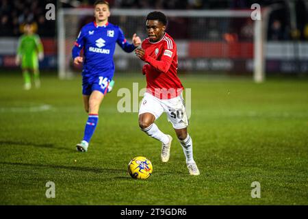 Kelly n'Mai de Salford City sous la pression de Joe Tomlinson de Milton Keynes lors du match Sky Bet League 2 entre Salford City et MK dons au Peninsula Stadium, Moor Lane, Salford le samedi 25 novembre 2023. (Photo : Ian Charles | MI News) crédit : MI News & Sport / Alamy Live News Banque D'Images