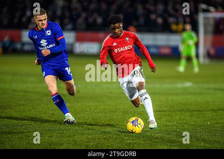 Kelly n'Mai de Salford City sous la pression de Joe Tomlinson de Milton Keynes lors du match Sky Bet League 2 entre Salford City et MK dons au Peninsula Stadium, Moor Lane, Salford le samedi 25 novembre 2023. (Photo : Ian Charles | MI News) crédit : MI News & Sport / Alamy Live News Banque D'Images