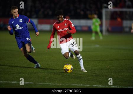 Kelly n'Mai de Salford City sous la pression de Joe Tomlinson de Milton Keynes lors du match Sky Bet League 2 entre Salford City et MK dons au Peninsula Stadium, Moor Lane, Salford le samedi 25 novembre 2023. (Photo : Ian Charles | MI News) crédit : MI News & Sport / Alamy Live News Banque D'Images