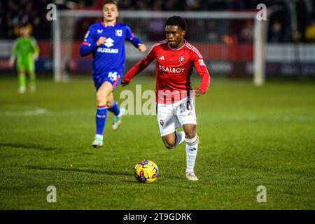 Kelly n'Mai de Salford City sous la pression de Joe Tomlinson de Milton Keynes lors du match Sky Bet League 2 entre Salford City et MK dons au Peninsula Stadium, Moor Lane, Salford le samedi 25 novembre 2023. (Photo : Ian Charles | MI News) crédit : MI News & Sport / Alamy Live News Banque D'Images