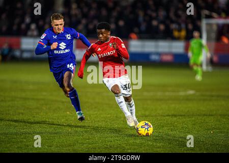 Kelly n'Mai de Salford City sous la pression de Joe Tomlinson de Milton Keynes lors du match Sky Bet League 2 entre Salford City et MK dons au Peninsula Stadium, Moor Lane, Salford le samedi 25 novembre 2023. (Photo : Ian Charles | MI News) crédit : MI News & Sport / Alamy Live News Banque D'Images