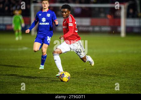 Kelly n'Mai de Salford City sous la pression de Joe Tomlinson de Milton Keynes lors du match Sky Bet League 2 entre Salford City et MK dons au Peninsula Stadium, Moor Lane, Salford le samedi 25 novembre 2023. (Photo : Ian Charles | MI News) crédit : MI News & Sport / Alamy Live News Banque D'Images