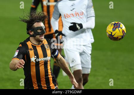 Swansea, Royaume-Uni. 25 novembre 2023. Lewie Coyle de la ville de Hull en action. Match de championnat EFL Skybet, Swansea City contre Hull City au Swansea.com Stadium à Swansea, pays de Galles le samedi 25 novembre 2023. Cette image ne peut être utilisée qu'à des fins éditoriales. Usage éditorial uniquement, photo par Andrew Orchard/Andrew Orchard photographie sportive/Alamy Live News crédit : Andrew Orchard photographie sportive/Alamy Live News Banque D'Images