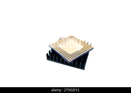 Microprocesseur avec dissipateur thermique reposant sur une surface blanche, isolé sur blanc Banque D'Images