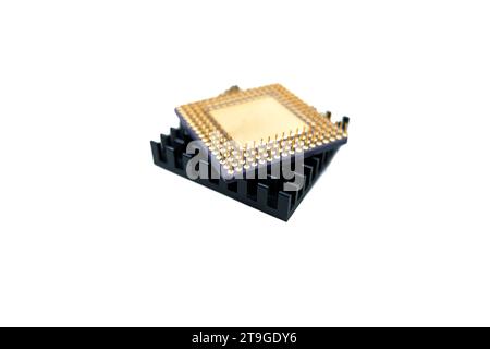 Microprocesseur avec dissipateur thermique reposant sur une surface blanche, isolé sur blanc Banque D'Images