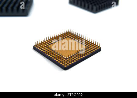 Microprocesseur avec dissipateur thermique reposant sur une surface blanche, isolé sur blanc Banque D'Images