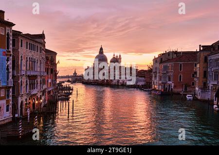 Venise, Italie - novembre 9 2023 : vue sur le Grand Canal et la Basilique Santa Maria della Salute Banque D'Images