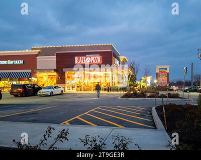 New Hartford, New York - 23 novembre 2022 : vue nocturne du Blaze Pizza Restaurant. Blaze Pizza est une chaîne de pizzas rapide et décontractée connue pour moi Banque D'Images