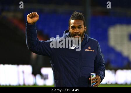 Dominic Poleon d'Ebbsfleet United célèbre lors du match de Vanarama National League entre Oldham Athletic et Ebbsfleet United à Boundary Park, Oldham, le samedi 25 novembre 2023. (Photo : Phill Smith | MI News) crédit : MI News & Sport / Alamy Live News Banque D'Images