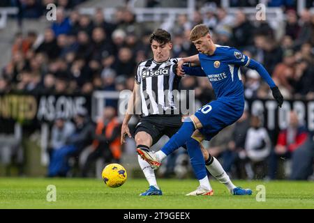 Newcastle upon Tyne, Royaume-Uni. 25 novembre 2023. St. James Park NEWCASTLE UPON TYNE, ANGLETERRE - NOVEMBRE 25 : Cole Palmer de Chelsea et Tino Livramento de Newcastle en action lors du match de Premier League entre Newcastle United et Chelsea FC à St. James Park le 25 novembre 2023 à Newcastle upon Tyne, Angleterre. (Photo de Richard Callis/MB Media/Getty Images) (Richard Callis/MB Media/SPP) crédit : SPP Sport Press photo. /Alamy Live News Banque D'Images