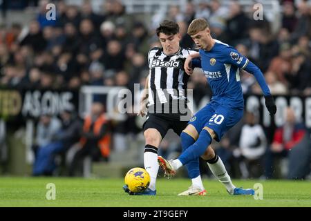 Newcastle upon Tyne, Royaume-Uni. 25 novembre 2023. St. James Park NEWCASTLE UPON TYNE, ANGLETERRE - NOVEMBRE 25 : Cole Palmer de Chelsea et Tino Livramento de Newcastle en action lors du match de Premier League entre Newcastle United et Chelsea FC à St. James Park le 25 novembre 2023 à Newcastle upon Tyne, Angleterre. (Photo de Richard Callis/MB Media/Getty Images) (Richard Callis/MB Media/SPP) crédit : SPP Sport Press photo. /Alamy Live News Banque D'Images