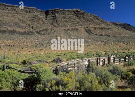 Corral Below Abert Rim, Oregon Outback Scenic Byway, Oregon Banque D'Images