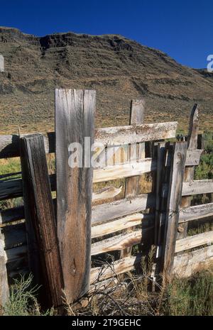 Corral Below Abert Rim, Oregon Outback Scenic Byway, Oregon Banque D'Images