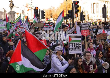 Londres, Royaume-Uni. 25 novembre 2023. Des démonstateurs pro-palestiniens défilent devant Trafalgar Square à Londres et se rendent à Whitehall pour protester contre le bombardement israélien de Gaza. Londres. 25 novembre 2023. Crédit : Mark York/Alamy Live News Banque D'Images
