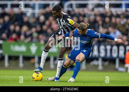 Newcastle upon Tyne, Royaume-Uni. 25 novembre 2023. St. James Park NEWCASTLE UPON TYNE, ANGLETERRE - NOVEMBRE 25 : Alexander Isak de Newcastle et Conor Gallagher de ChelseaUnited se battent pour le ballon lors du match de Premier League entre Newcastle United et Chelsea FC à St. James Park le 25 novembre 2023 à Newcastle upon Tyne, Angleterre. (Photo de Richard Callis/MB Media/Getty Images) (Richard Callis/MB Media/SPP) crédit : SPP Sport Press photo. /Alamy Live News Banque D'Images