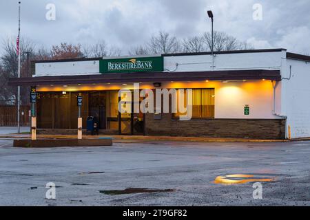 Whitesboro, New York - 22 novembre 2023 : Paysage Evening View of Berkshire Bank Building Exterior, est créé en 1846 avec des emplacements partout dans Massa Banque D'Images