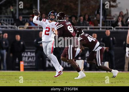 Starkville, Mississippi, États-Unis. 23 novembre 2023. 11/23/23 - Starkville, MS - Ole Miss Rebels quarterback JAXSON DART (2) cherche un receveur ouvert alors que sous la pression de la défense des Bulldogs de l'État du Mississippi au stade Davis Wade à Starkville, Mississippi.Zuma Press (image de crédit : © Hunter Cone/ZUMA Press Wire) USAGE ÉDITORIAL SEULEMENT! Non destiné à UN USAGE commercial ! Banque D'Images