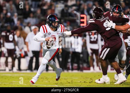 Starkville, Mississippi, États-Unis. 23 novembre 2023. 11/23/23 - Starkville, MS - Ole Miss Rebels quarterback JAXSON DART (2) est presque limogé par les Bulldogs défensifs de l'État du Mississippi JADEN CRUMEDY (94) au Davis Wade Stadium à Starkville, Mississippi.Zuma Press Press (image de crédit : © Hunter Cone/ZUMA Press Wire) USAGE ÉDITORIAL SEULEMENT! Non destiné à UN USAGE commercial ! Banque D'Images