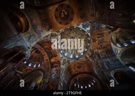 Venise, Italie - novembre 9 2023 : vue intérieure de la basilique Saint-Marc avec mosaïques dorées recouvertes de Piazza San Marco Banque D'Images