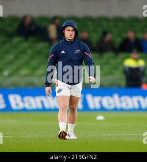 Aviva Stadium, Dublin, Irlande. 25 novembre 2023. United Rugby Championship Rugby, Leinster versus Munster ; le joueur de Munster inspecte le terrain avant le coup d'envoi Credit : action plus Sports/Alamy Live News Banque D'Images