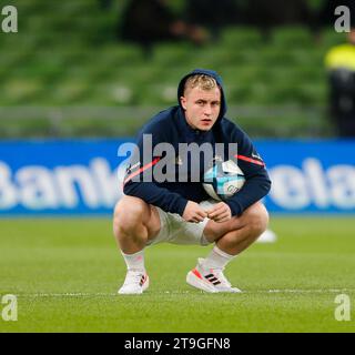 Aviva Stadium, Dublin, Irlande. 25 novembre 2023. United Rugby Championship Rugby, Leinster versus Munster ; le joueur de Munster inspecte le terrain avant le coup d'envoi Credit : action plus Sports/Alamy Live News Banque D'Images