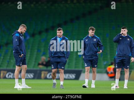 Aviva Stadium, Dublin, Irlande. 25 novembre 2023. United Rugby Championship Rugby, Leinster contre Munster ; les joueurs du Leinster inspectent le terrain avant le coup d'envoi crédit : action plus Sports/Alamy Live News Banque D'Images