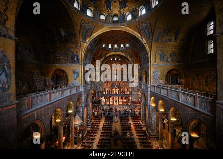 Venise, Italie - novembre 9 2023 : vue intérieure de la basilique Saint-Marc avec mosaïques dorées recouvertes de Piazza San Marco Banque D'Images