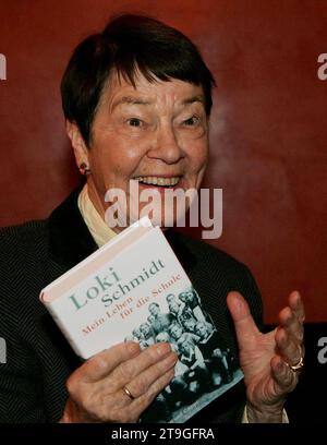 Loki Schmidt, Ehefrau des ehemaligen Bundeskanzlers Helmut Schmidt, aufgenommen à Hambourg, 25. Février 2005. *** Loki Schmidt, épouse de l'ancien chancelier allemand Helmut Schmidt, photographiée à Hambourg, le 25 février 2005 crédit : Imago/Alamy Live News Banque D'Images