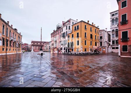 Venise, Italie - novembre 9 2023 : Campo Santo Stefano qui est une place de la ville près du Ponte dell'Accademia sur un jour de pluie et l'architecture colorée Banque D'Images