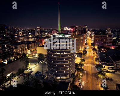 Los Angeles, États-Unis. 11 novembre 2023. Vue sur Hollywood avec l'emblématique Capitol Records. Les réouverture d'Hollywood sont deux longues grèves de l'industrie qui ont stoppé la production cinématographique et télévisuelle. 11/15/2023 Los Angeles, CA., États-Unis (photo de Ted Soqui/SIPA USA) crédit : SIPA USA/Alamy Live News Banque D'Images